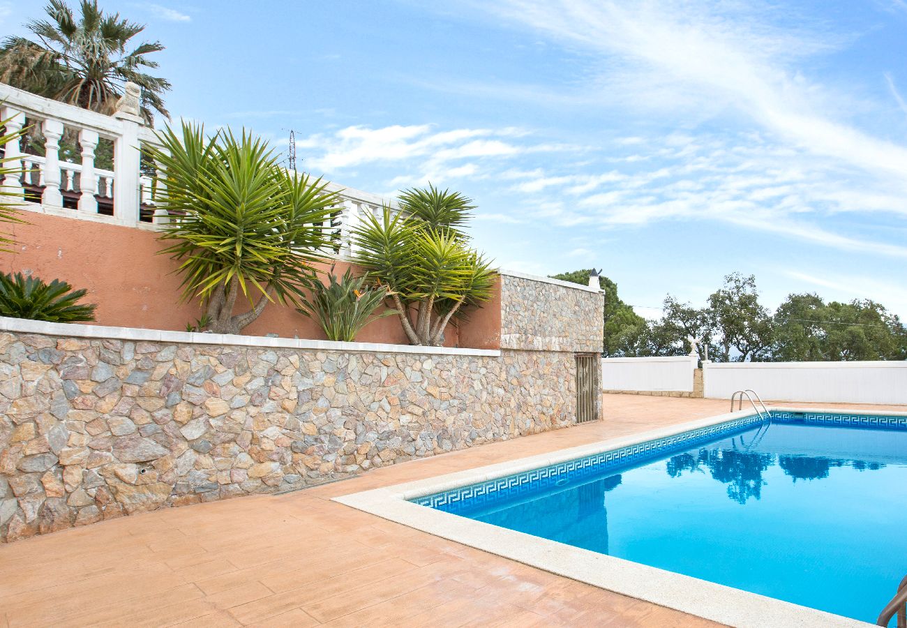 Villa in Lloret de Mar - 2VILA01 -6 bedroom house with private pool and sea views located in a quiet residential area near the beach