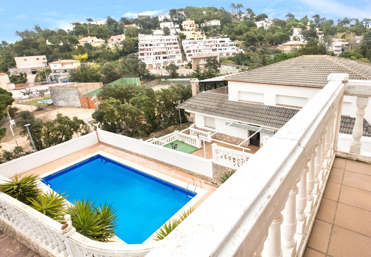 Villa in Lloret de Mar - 2VILA01 -6 bedroom house with private pool and sea views located in a quiet residential area near the beach