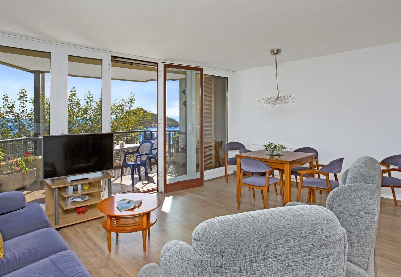 Apartment in Blanes - 2SAP1 - Beautiful apartment for 6 people located in the center of Blanes on the seafront with magnificent views of the sea.