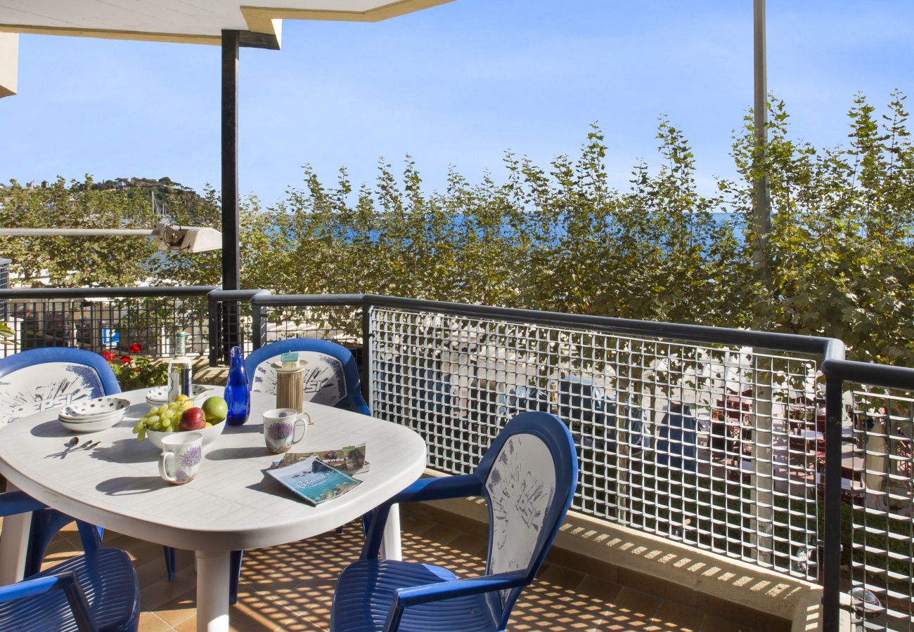 Apartment in Blanes - 2SAP1 - Beautiful apartment for 6 people located in the center of Blanes on the seafront with magnificent views of the sea.