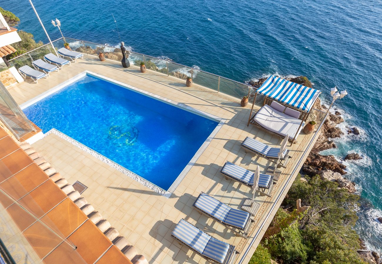 Villa in Lloret de Mar - 2CANY01 - Spectacular luxury house with private outdoor and indoor pool, located in a privileged area on the cliff of Cala Canyelles with magnificent views of the sea