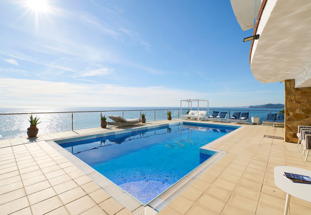 Villa in Lloret de Mar - 2CANY01 - Spectacular luxury house with private outdoor and indoor pool, located in a privileged area on the cliff of Cala Canyelles with magnificent views of the sea