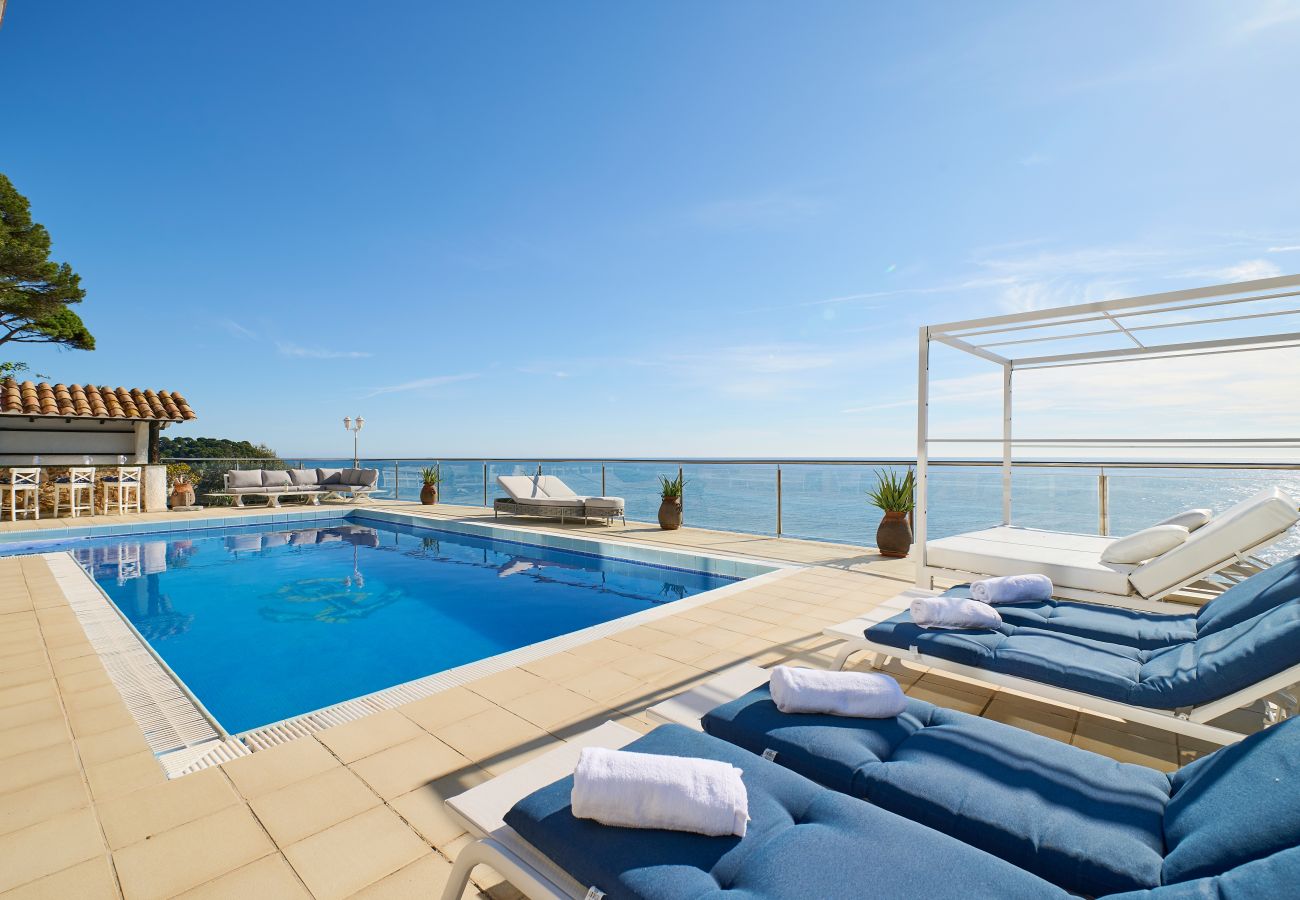 Villa in Lloret de Mar - 2CANY01 - Spectacular luxury house with private outdoor and indoor pool, located in a privileged area on the cliff of Cala Canyelles with magnificent views of the sea