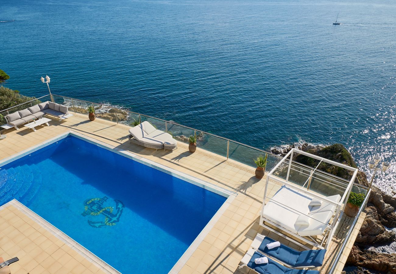 Villa in Lloret de Mar - 2CANY01 - Spectacular luxury house with private outdoor and indoor pool, located in a privileged area on the cliff of Cala Canyelles with magnificent views of the sea