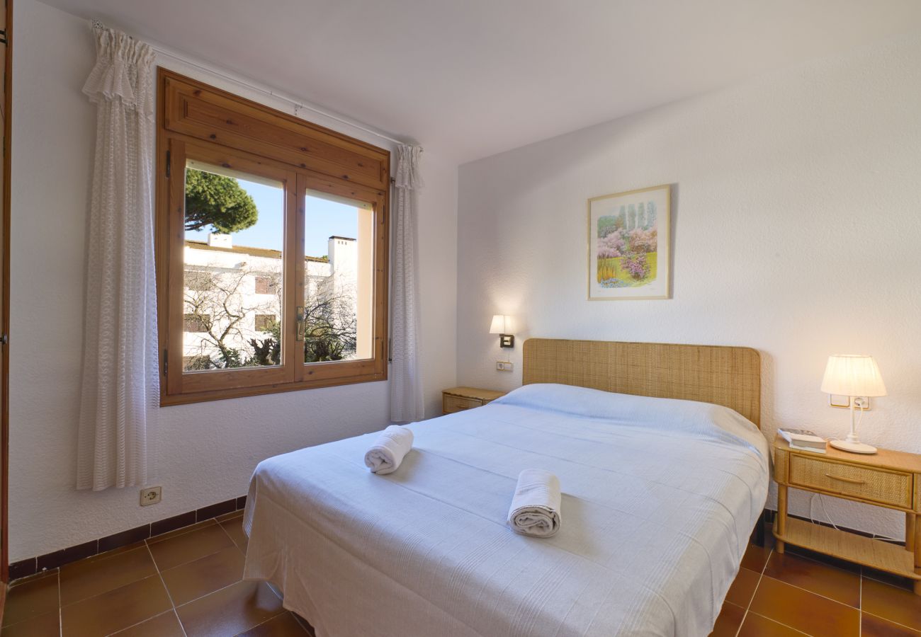 Apartment in Calella de Palafrugell - 1I-90 Cosy apartment with communal swimming pool a few minutes walk from the beach of Calella de Palafrugell.