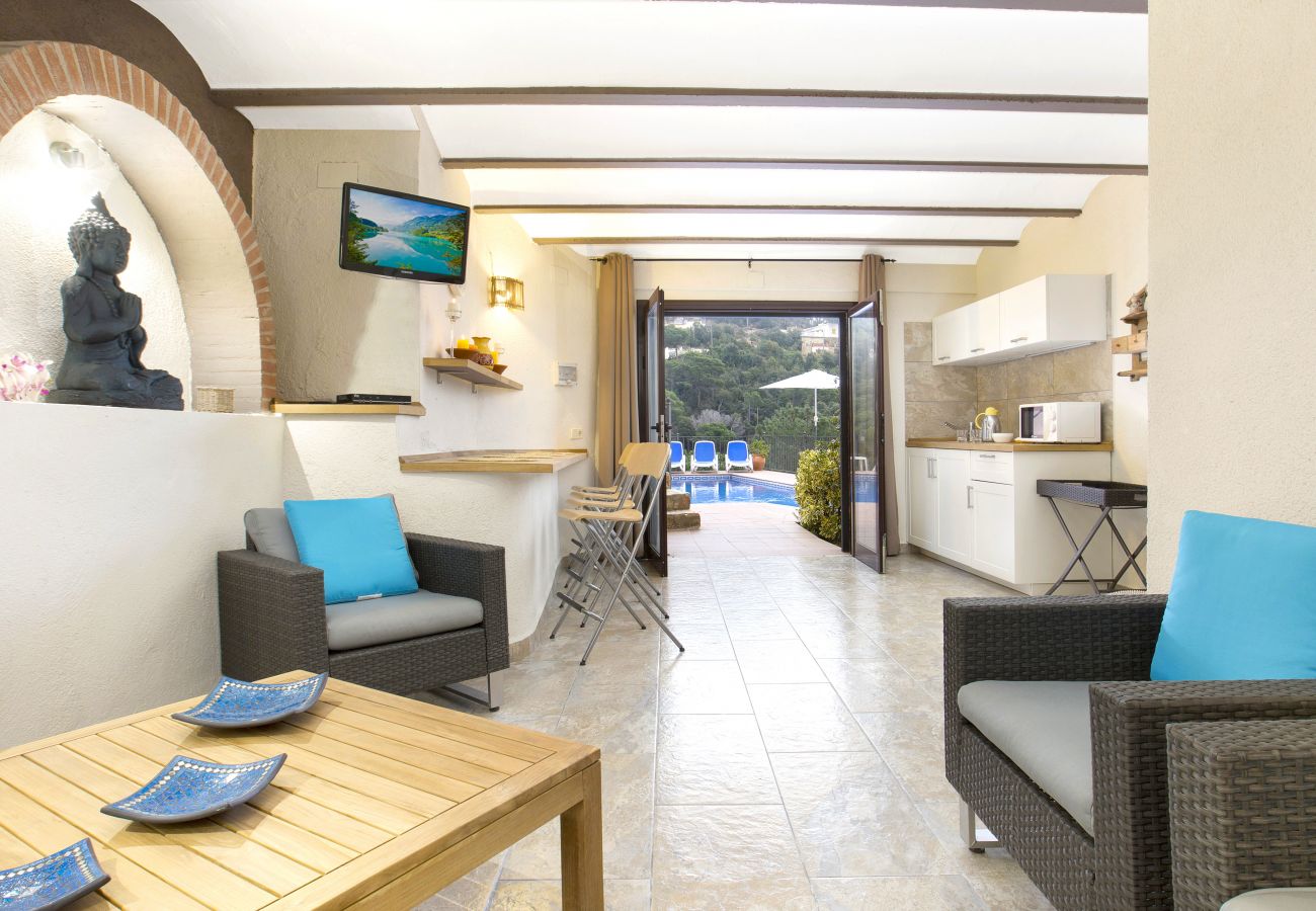 Villa in Lloret de Mar - 2MON10 - Beautiful house with private pool situated in a quiet residential area only 2.5km from the beautiful quiet and lovely beach of Canyelles.