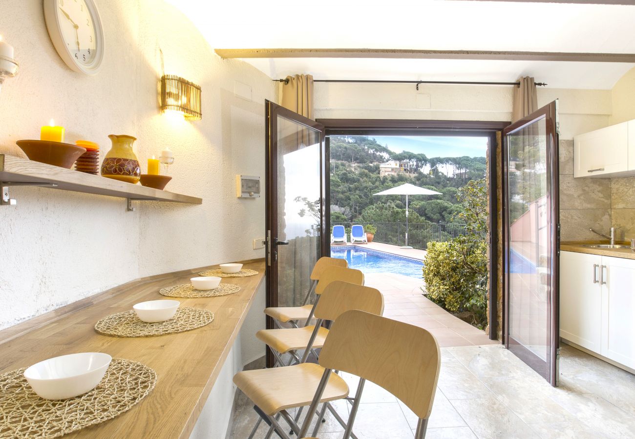 Villa in Lloret de Mar - 2MON10 - Beautiful house with private pool situated in a quiet residential area only 2.5km from the beautiful quiet and lovely beach of Canyelles.