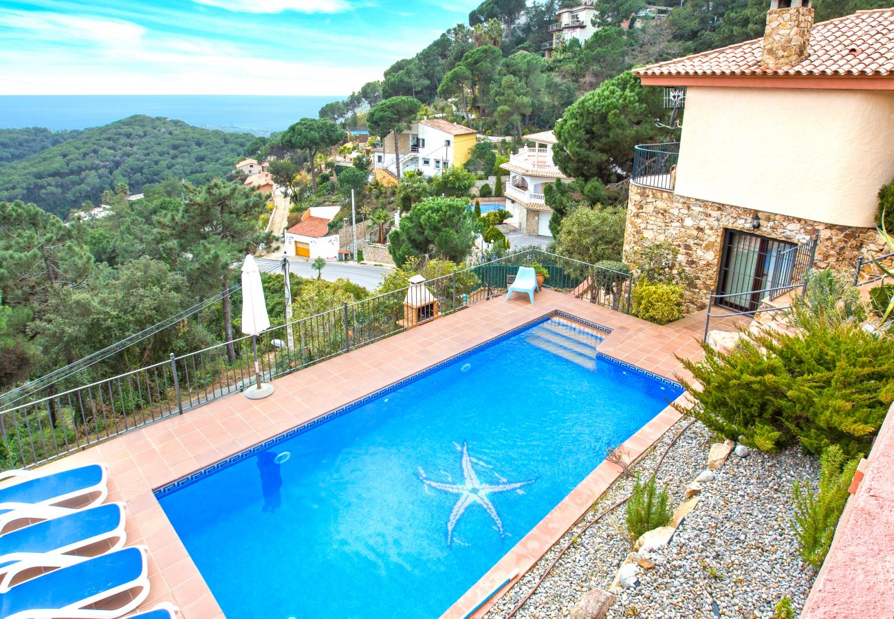 Villa in Lloret de Mar - 2MON10 - Beautiful house with private pool situated in a quiet residential area only 2.5km from the beautiful quiet and lovely beach of Canyelles.