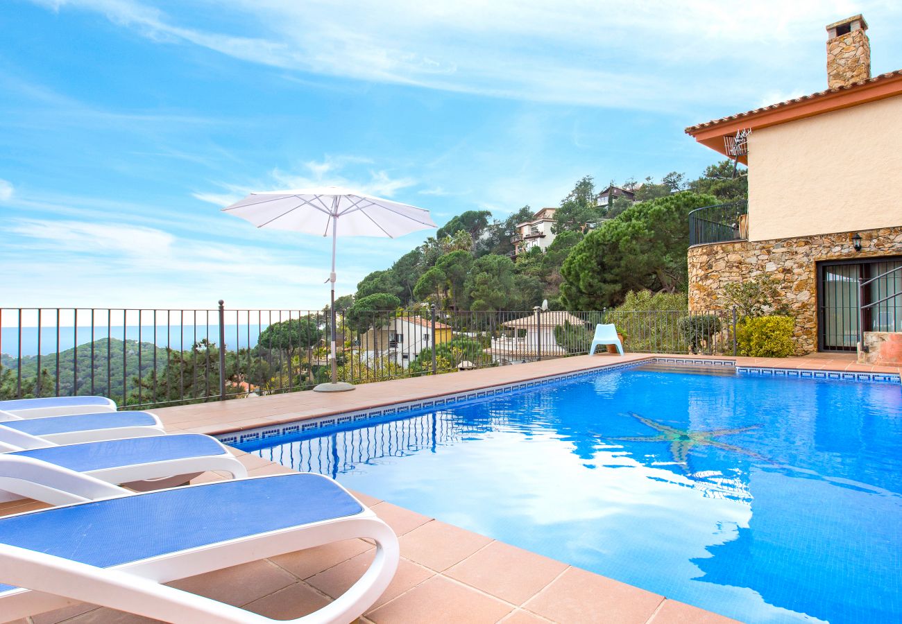 Villa in Lloret de Mar - 2MON10 - Beautiful house with private pool situated in a quiet residential area only 2.5km from the beautiful quiet and lovely beach of Canyelles.