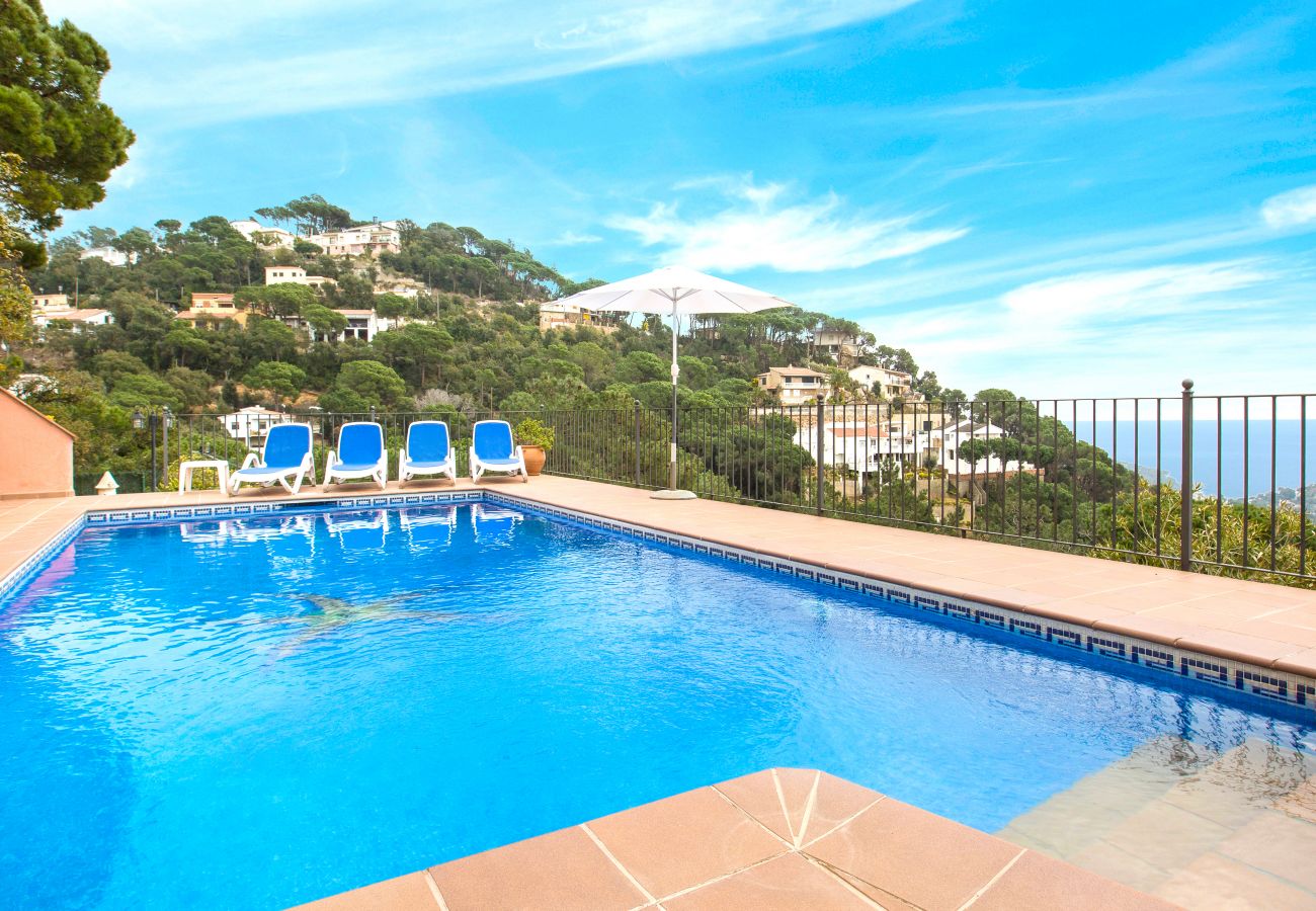 Villa in Lloret de Mar - 2MON10 - Beautiful house with private pool situated in a quiet residential area only 2.5km from the beautiful quiet and lovely beach of Canyelles.