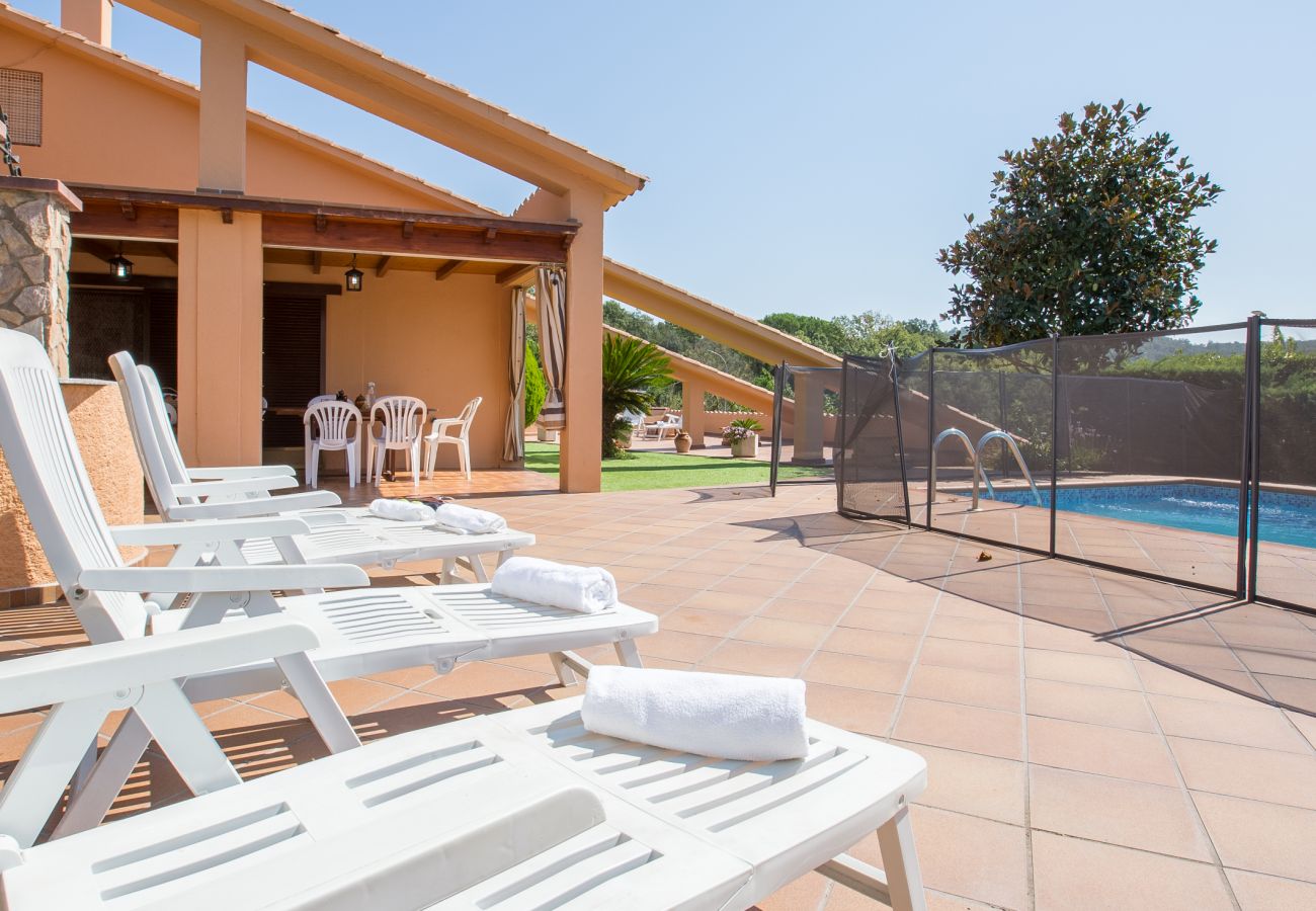 Villa in Vidreres - 2CIP01-08pax - House with capacity for 08 people and private pool located in a quiet area