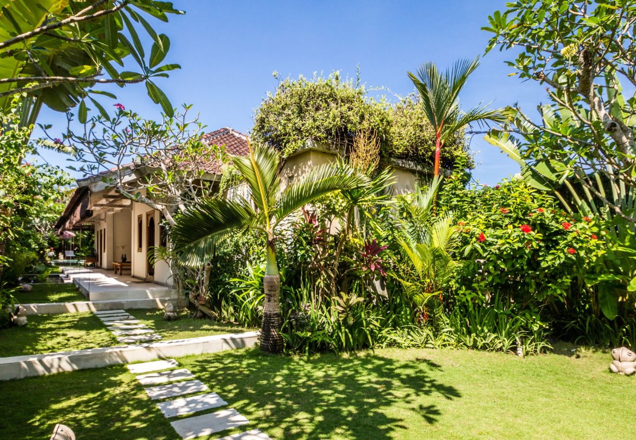 Villa in Canggu - Gembira - 2 bedroom house with pool near Bali beach