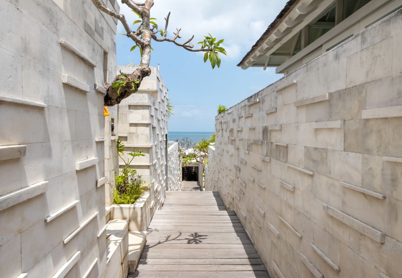 Villa in Seminyak - The chands three A- Casa en primera línea de 3 habitaciones con impresionantes vistas al mar de Bali ​   98 / 5.000 Resultados de traducción Resultado de traducción The chands three- 3 bedroom frontline house with stunning Bali sea views