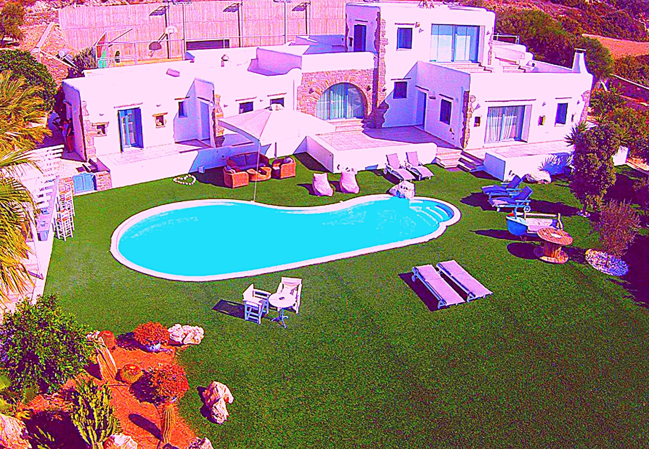 Villa in Paros - Spectacular 5-bedroom house near the beach and with beautiful views of the sea