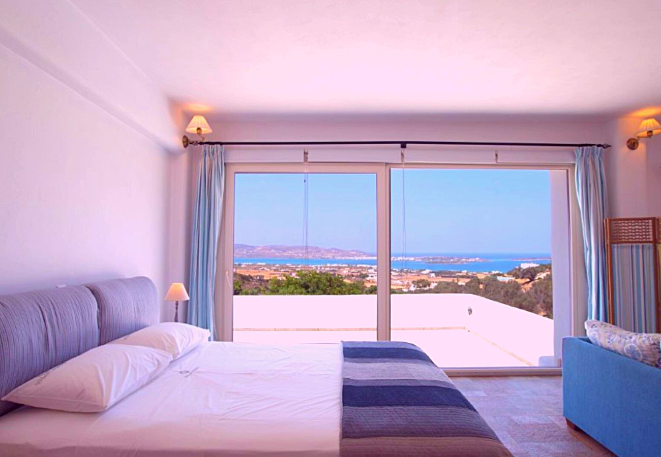 Villa in Paros - Spectacular 5-bedroom house near the beach and with beautiful views of the sea