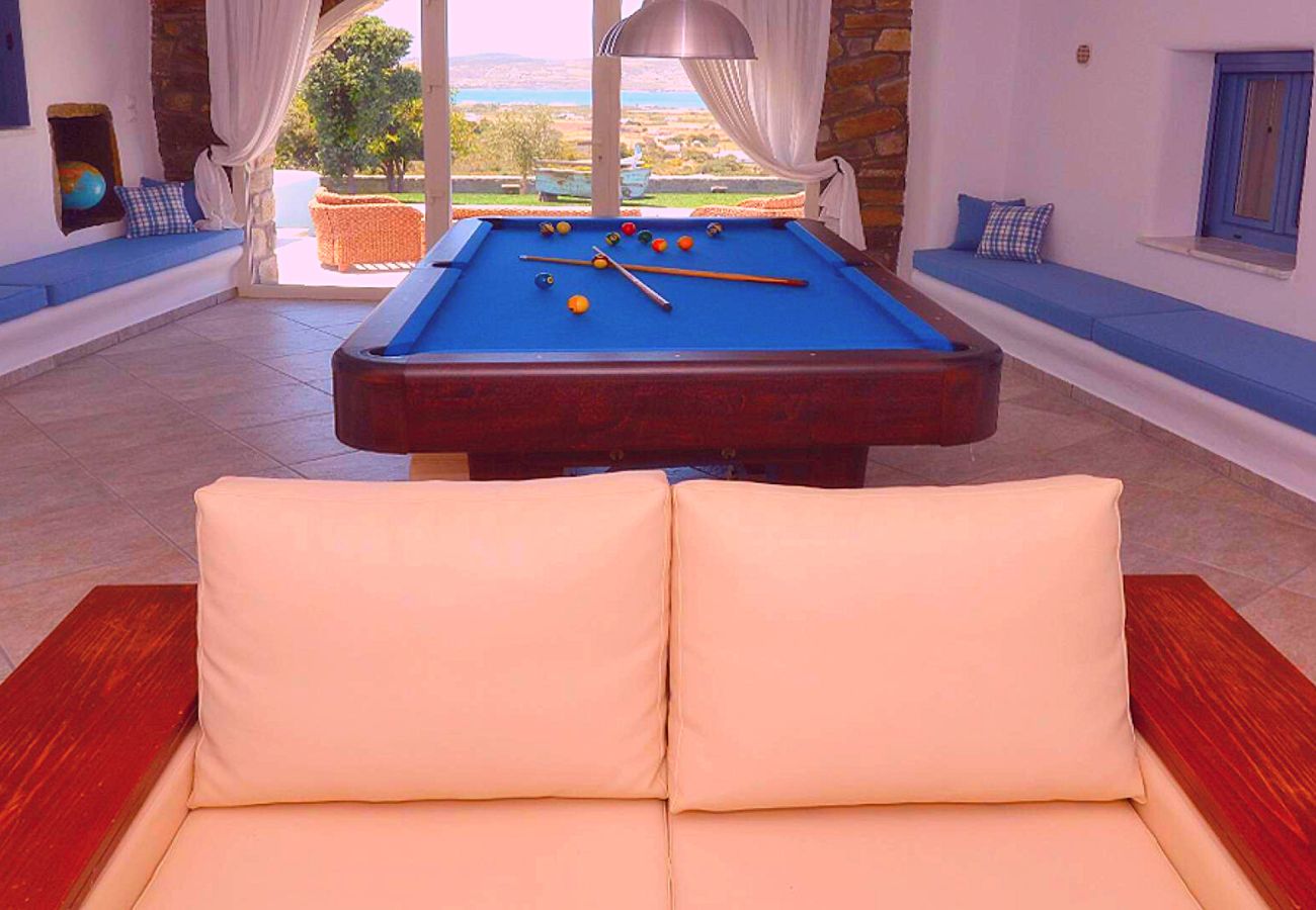 Villa in Paros - Spectacular 5-bedroom house near the beach and with beautiful views of the sea