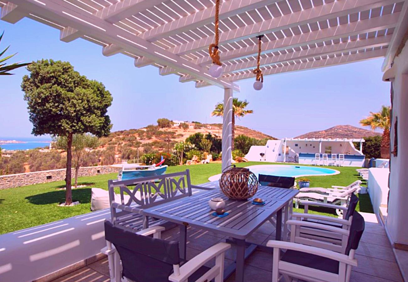 Villa in Paros - Spectacular 5-bedroom house near the beach and with beautiful views of the sea