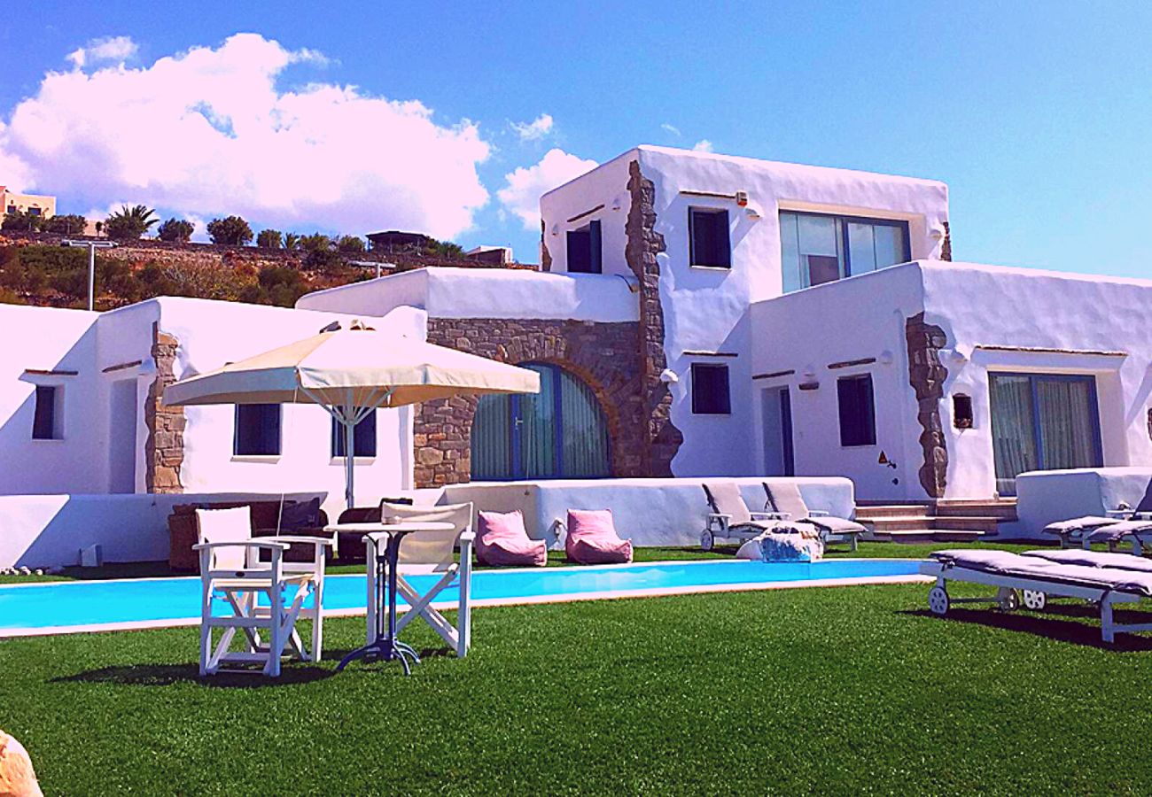 Villa in Paros - Spectacular 5-bedroom house near the beach and with beautiful views of the sea