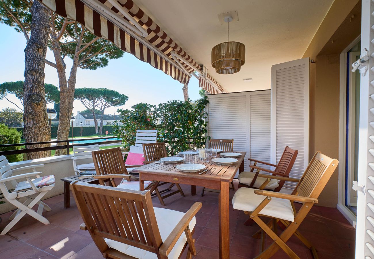 Apartment in Calella de Palafrugell - The apartment in Calella de Palafrugell has 2 bedrooms and has capacity for 6 people. The apartment is cozy, is spacious, and is 91 m². It has views of the garden. The house is situated in a family-friendly neighborhood in a residential complex.The accommodation is equipped with the following items: garden, garden furniture, terrace, iron, internet (Wi-Fi), air conditioning (hot/cold), air-conditioned, communal swimming pool, garage in the same building, 1 TV.In the gas open plan kitchen, refrigerator, microwave, oven, freezer, washing machine, dryer, dishwasher, dishes/cutlery, kitchen utensils, coffee machine, toaster, kettle and juicer are provided.