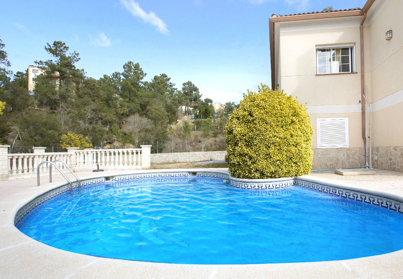 Villa à Vidreres - 2CAROL01 - Jolie maison de 4 chambres avec piscine privée située dans un quartier résidentiel calme