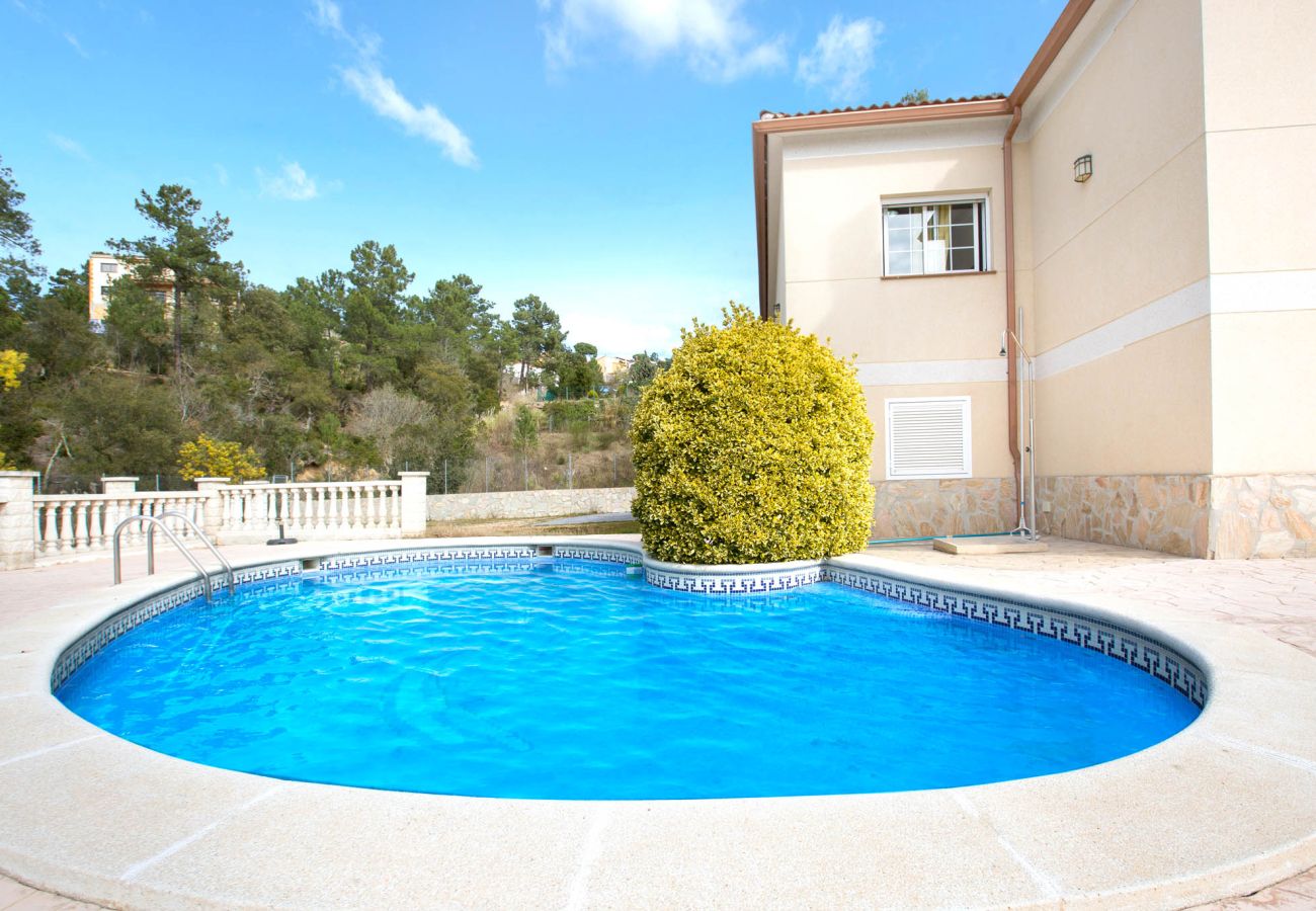 Villa à Vidreres - 2CAROL01 - Jolie maison de 4 chambres avec piscine privée située dans un quartier résidentiel calme