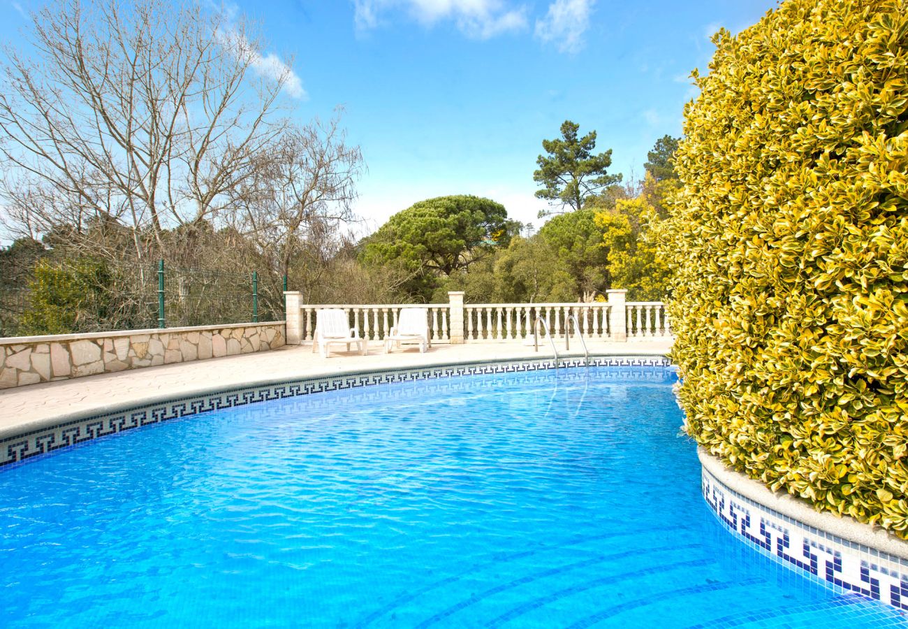 Villa à Vidreres - 2CAROL01 - Jolie maison de 4 chambres avec piscine privée située dans un quartier résidentiel calme