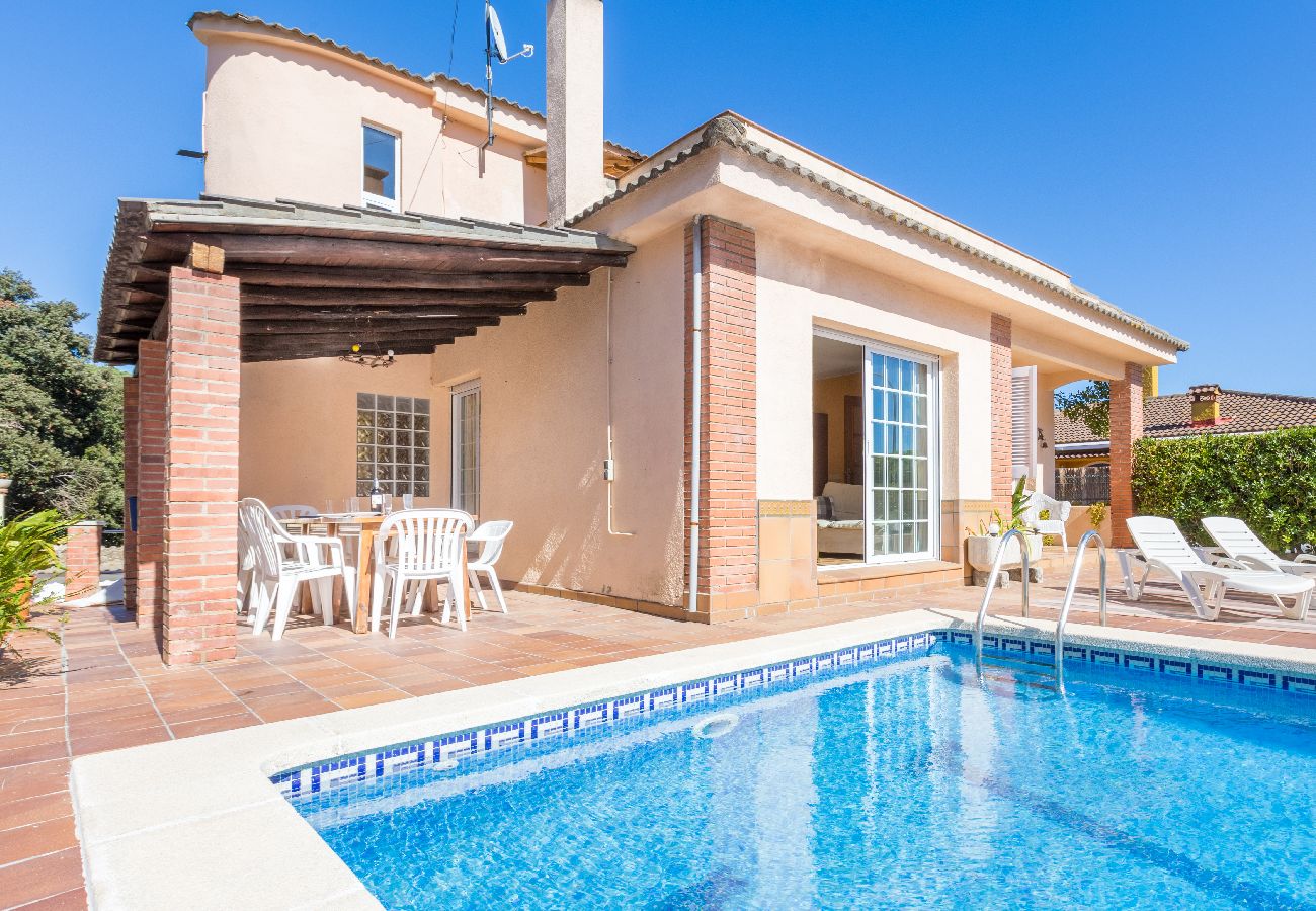 Villa à Blanes - 2DP01 - Maison accueillante de 4 chambres avec jardin et piscine privée située près de la plage