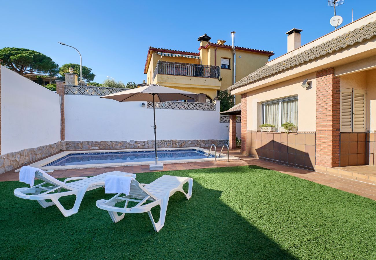 Villa à Blanes - 2DP01 - Maison accueillante de 4 chambres avec jardin et piscine privée située près de la plage