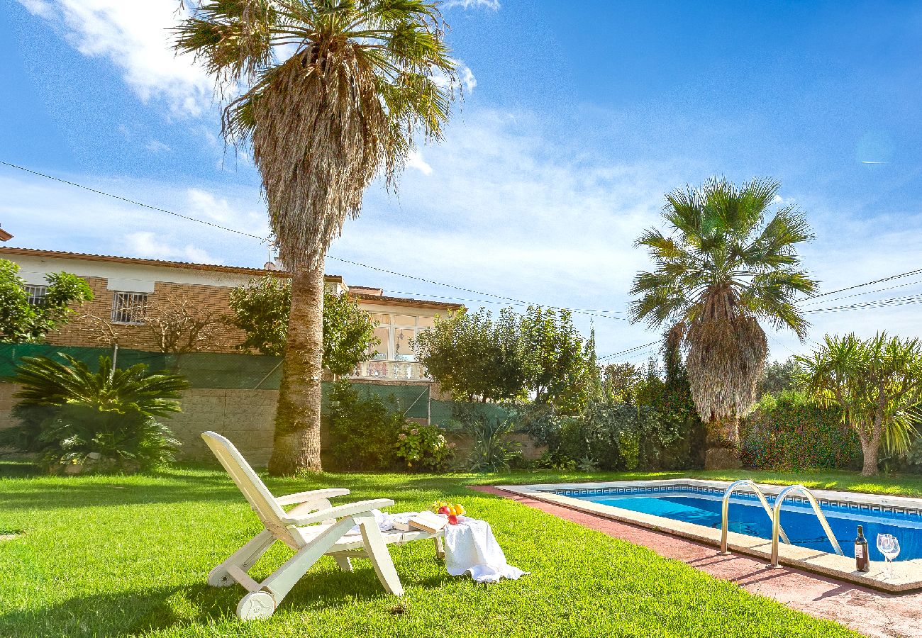 Villa à Lloret de Mar - 2FIN01 - Maison de 3 chambres avec jardin et piscine privée située dans un quartier résidentiel calme