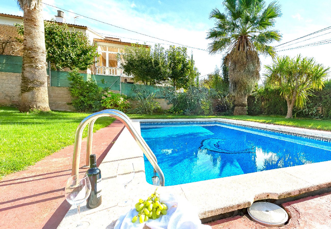 Villa à Lloret de Mar - 2FIN01 - Maison de 3 chambres avec jardin et piscine privée située dans un quartier résidentiel calme