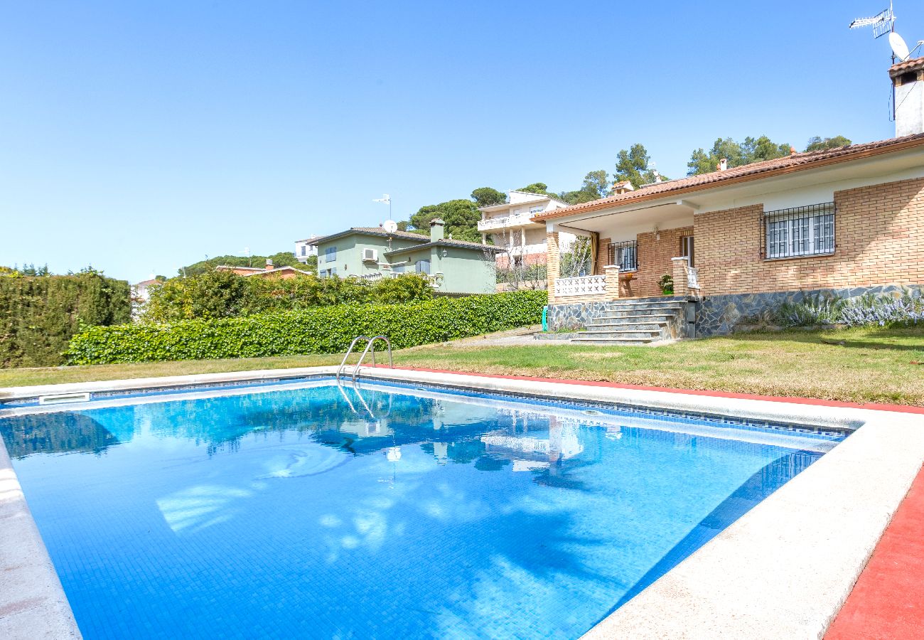 Villa à Lloret de Mar - 2FIN01 - Maison de 3 chambres avec jardin et piscine privée située dans un quartier résidentiel calme