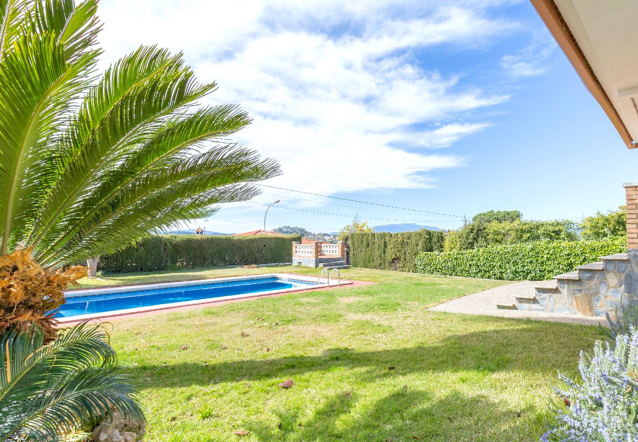 Villa à Lloret de Mar - 2FIN01 - Maison de 3 chambres avec jardin et piscine privée située dans un quartier résidentiel calme