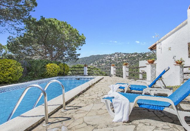 villa à Lloret de Mar - 2IBI01 - Maison de 3 chambres avec piscine privée et vue sur la mer située très près de la plage