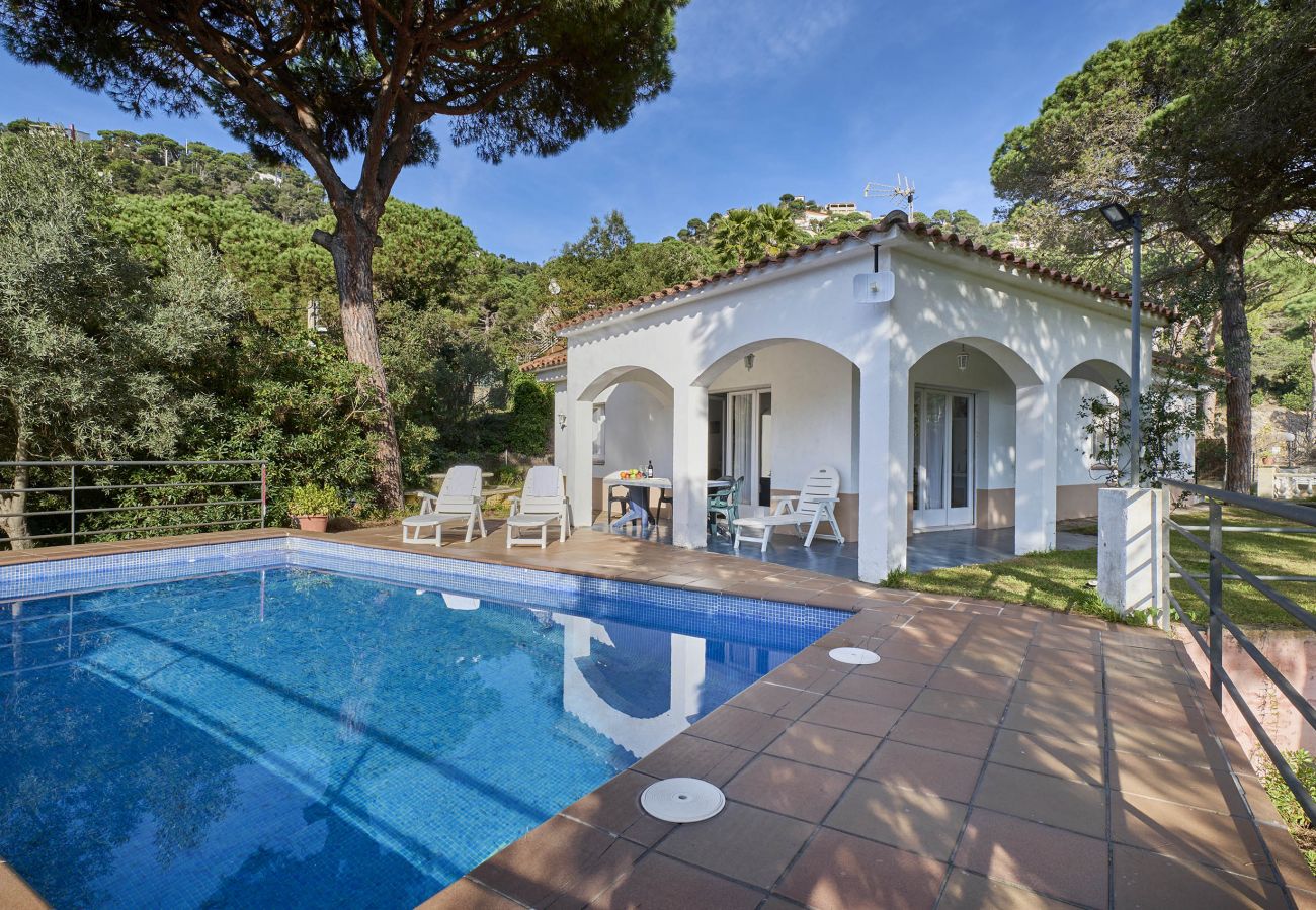 Villa à Lloret de Mar - 2SEN01 - Maison avec piscine privée située dans un quartier calme à seulement 2,5 km de la belle plage de Canyelles