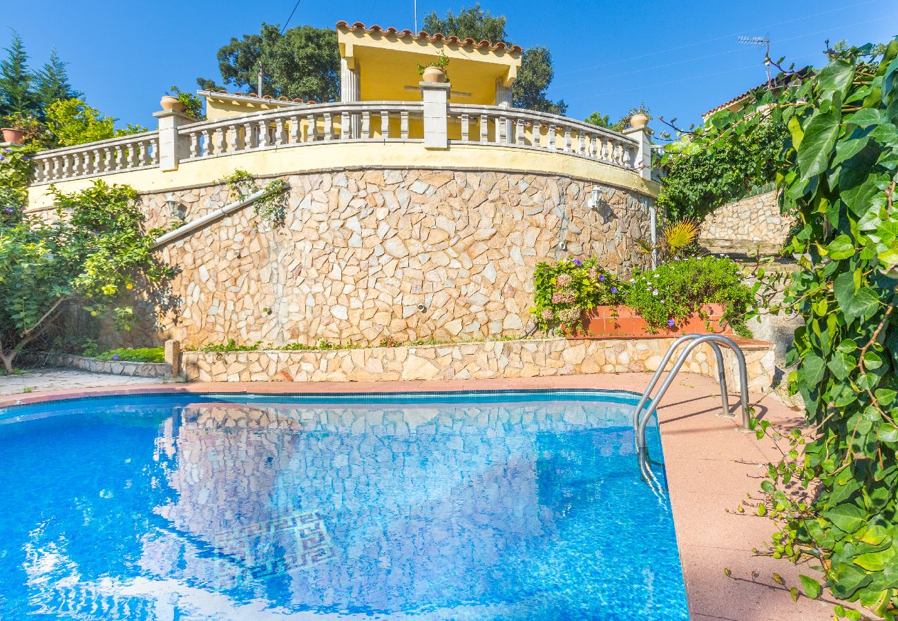 Villa à Lloret de Mar -  2TOR22 - Maison de 4 chambres avec piscine privée située dans un quartier calme à seulement 7 km de la plage de Lloret de Mar