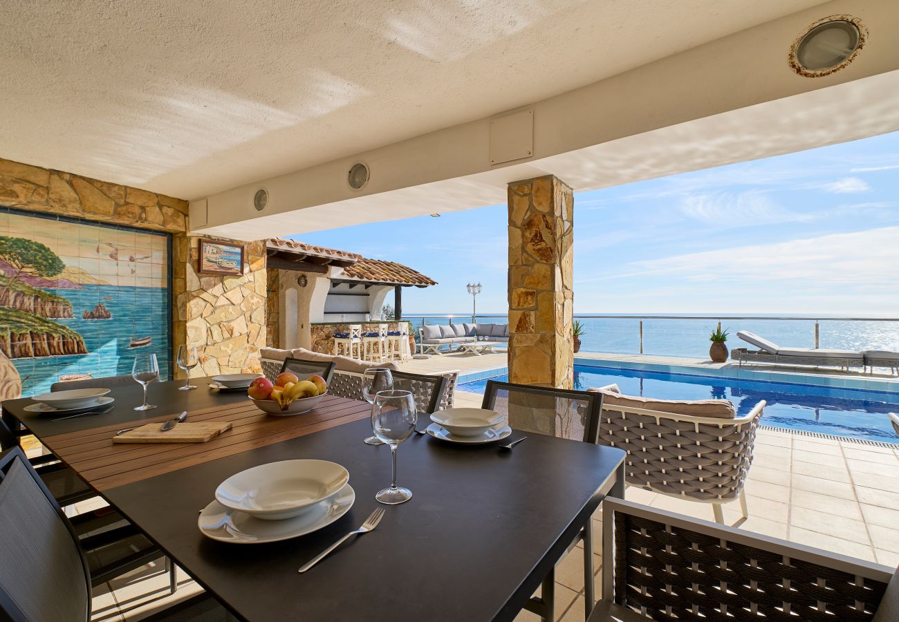 Villa à Lloret de Mar -  2CANY01 - Maison de luxe spectaculaire avec piscine extérieure et intérieure privée, située dans une zone privilégiée sur la falaise de Cala Canyelles avec une vue magnifique sur la mer