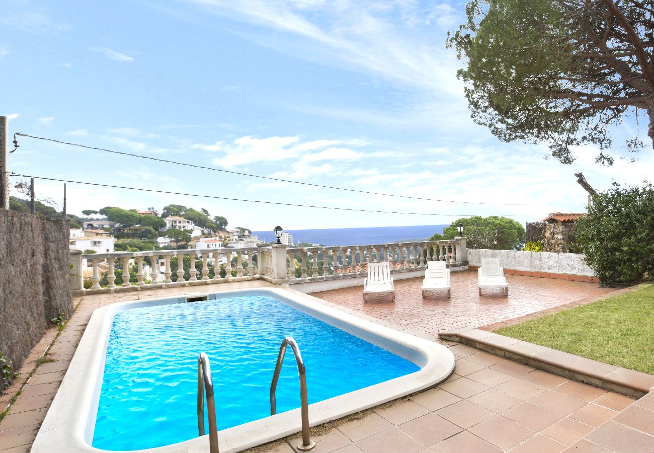 Villa à Lloret de Mar - 2MTC - Maison avec piscine privée et vue mer située dans un quartier résidentiel calme à seulement 3 km de la magnifique plage de Canyelles