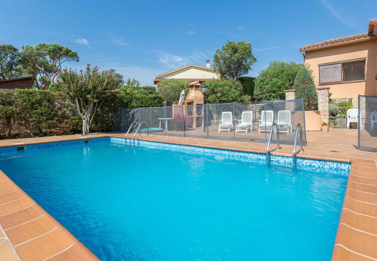 Villa à Vidreres - 2CIP01-10pax - Maison d'une capacité de 10 personnes et piscine privée située dans un quartier calme