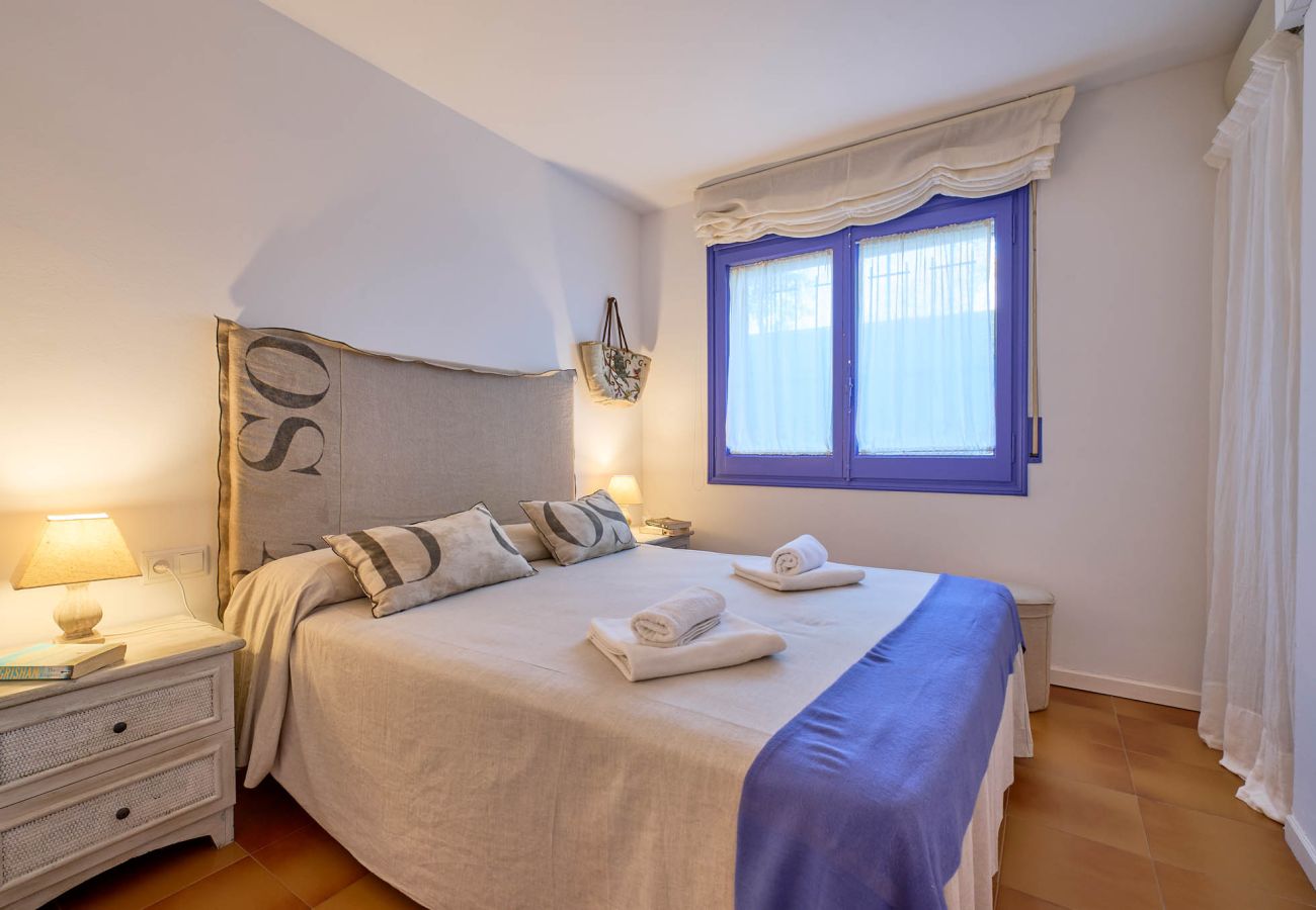 Appartement à Calella de Palafrugell - Appartement à Calella de Palafrugell qui possède 2 chambre(s) et Capacité pour 6 personnes. Logement de 91 m² accueillant et grand, avec vue sur le jardin. il est situé dans une zone idéale pour familles et dans le complexe résidentiel.Elle dispose de jardin, mobilier de jardin, terrasse, fer à repasser, accès internet (wifi), chauffage pompe à chaleur, climatisation, piscine collective, garage même bâtiment, 1 Télévision.La cuisine américaine, de gaz, est équipée avec réfrigérateur, micro-ondes, four, congelateur, lave-linge, sèche-linge, lave-vaisselle, vaisselle/couvert, ustensiles/cuisine, cafetière, grille pain, bouilloire et presse-agrumes.