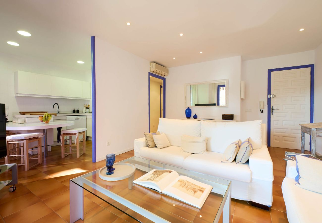 Appartement à Calella de Palafrugell - Appartement à Calella de Palafrugell qui possède 2 chambre(s) et Capacité pour 6 personnes. Logement de 91 m² accueillant et grand, avec vue sur le jardin. il est situé dans une zone idéale pour familles et dans le complexe résidentiel.Elle dispose de jardin, mobilier de jardin, terrasse, fer à repasser, accès internet (wifi), chauffage pompe à chaleur, climatisation, piscine collective, garage même bâtiment, 1 Télévision.La cuisine américaine, de gaz, est équipée avec réfrigérateur, micro-ondes, four, congelateur, lave-linge, sèche-linge, lave-vaisselle, vaisselle/couvert, ustensiles/cuisine, cafetière, grille pain, bouilloire et presse-agrumes.