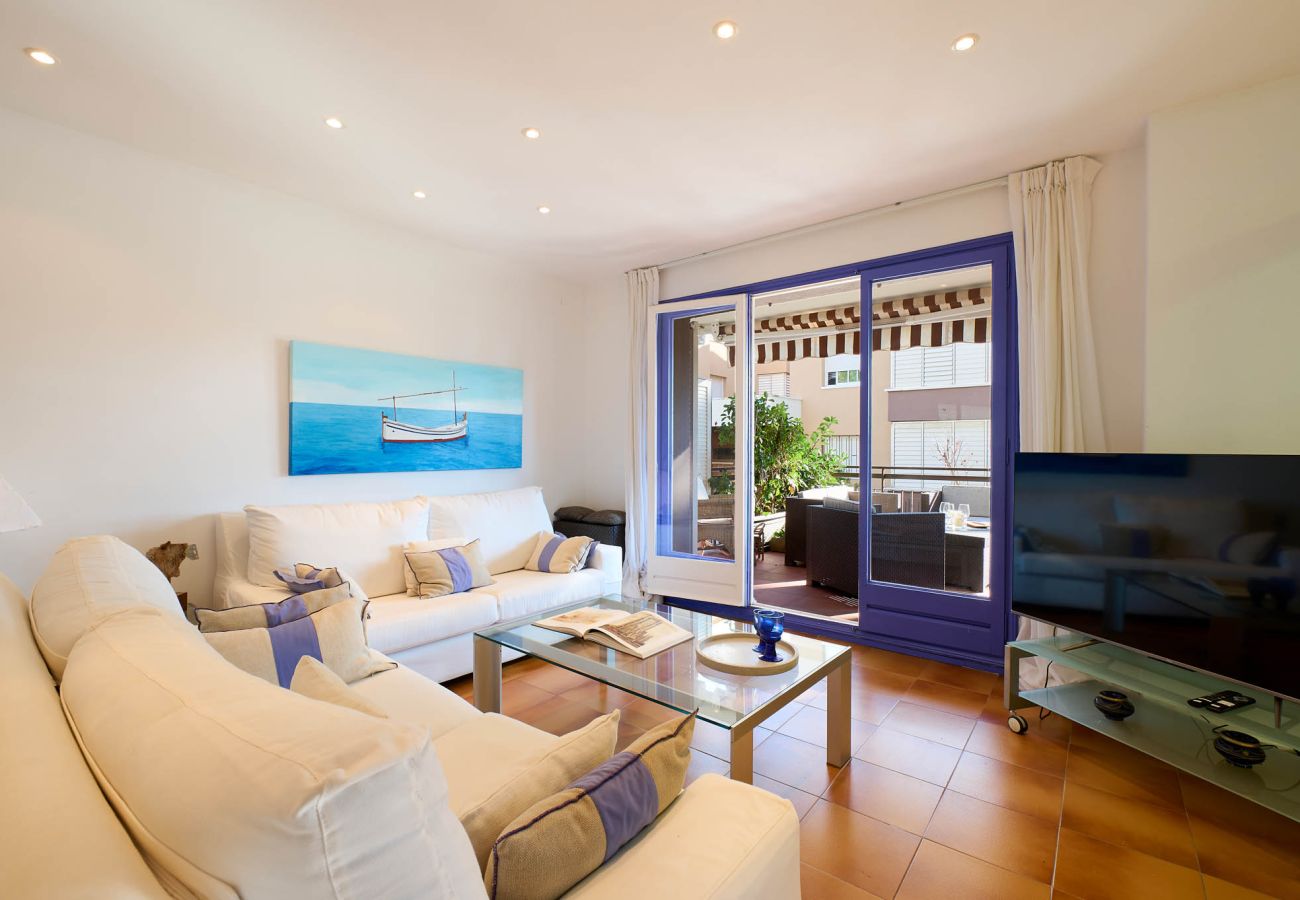 Appartement à Calella de Palafrugell - Appartement à Calella de Palafrugell qui possède 2 chambre(s) et Capacité pour 6 personnes. Logement de 91 m² accueillant et grand, avec vue sur le jardin. il est situé dans une zone idéale pour familles et dans le complexe résidentiel.Elle dispose de jardin, mobilier de jardin, terrasse, fer à repasser, accès internet (wifi), chauffage pompe à chaleur, climatisation, piscine collective, garage même bâtiment, 1 Télévision.La cuisine américaine, de gaz, est équipée avec réfrigérateur, micro-ondes, four, congelateur, lave-linge, sèche-linge, lave-vaisselle, vaisselle/couvert, ustensiles/cuisine, cafetière, grille pain, bouilloire et presse-agrumes.